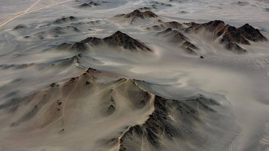 在黑獨(dú)山，感受荒漠中的“水墨丹青”