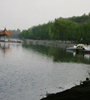 黃水河兩岸生機(jī)盎然，綠意蔥蘢，走在兩岸曲徑通幽的小路上，暗香來(lái)襲，沁人心脾，成為西寧市的一處天然氧吧。
